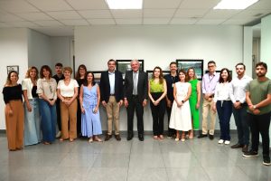 Imagem mostra os servidores da Secretaria de Recurso de Revista com o presidente do TRT