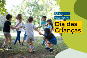 Foto de várias crianças brincando de roda em um parque, com grama e árvores ao redor. Uma arte gráfica com o texto "12 de outubro, Dia das Crianças" está sobreposta à direita.