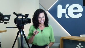 Apresentadora no estúdio do programa Hora Extra