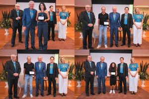 Montagem com quatro fotos. Em cada uma há cinco pessoas, com uma delas segurando uma placa de premiação.