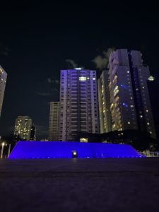 Imagem da praça do Complexo Trabalhista de Goiânia iluminada na cor azul.