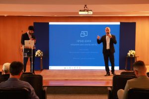 Dois homens durante palestra sobre TI