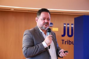 Homem segurando microfone durante palestra