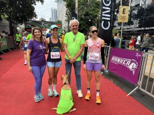 Quatro pessoas e um cachorro caramelo na Corrida Meia Maratona TRT Goiás