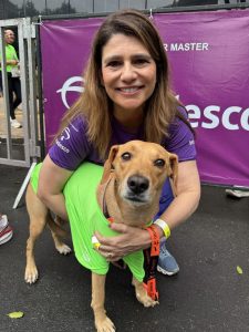 Mulher com um cachorro caramelo