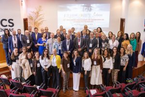 Grupo de pessoas posa para a foto