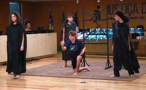 Apresentação artística de estudantes de escola municipal