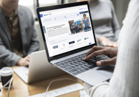 Pessoa manuseia computador pessoal