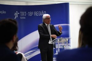 imagem mostra o presidente do TRT