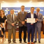 Da esquerda para a direita: desembargadora Iara Rios; vice-presidente do TRT-18, desembargador Geraldo Nascimento; presidente do TRT-18, desembargador Daniel Viana Júnior; Murilo Carneiro, da TIC, recebendo o prêmio de 3º, no lugar de Carlos Romel que estava ausente; desembargador Paulo Pimenta e desembargadora Silene Coelho